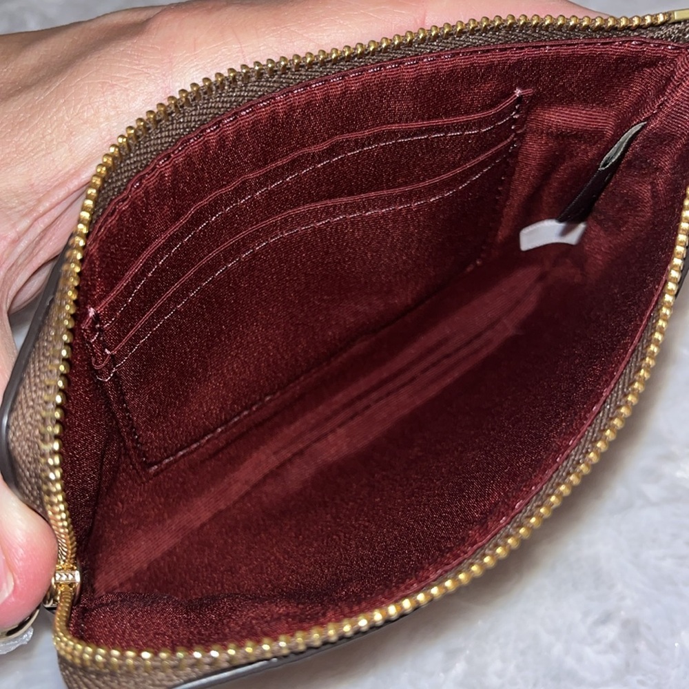 Coach NWT/NIP! Corner Zip Signature Horse & Carriage Wristlet - Picture 9 of 13